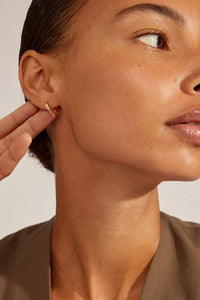 Eddy Recycled Organic Shaped Huggie Hoops - Goud