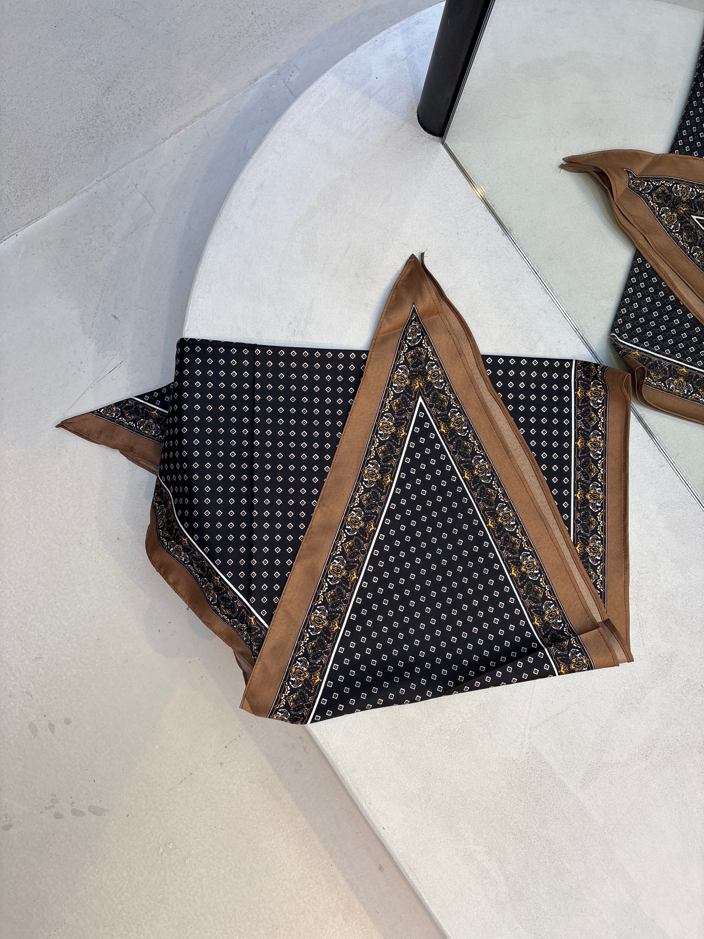 Bandana Square - Black/Camel