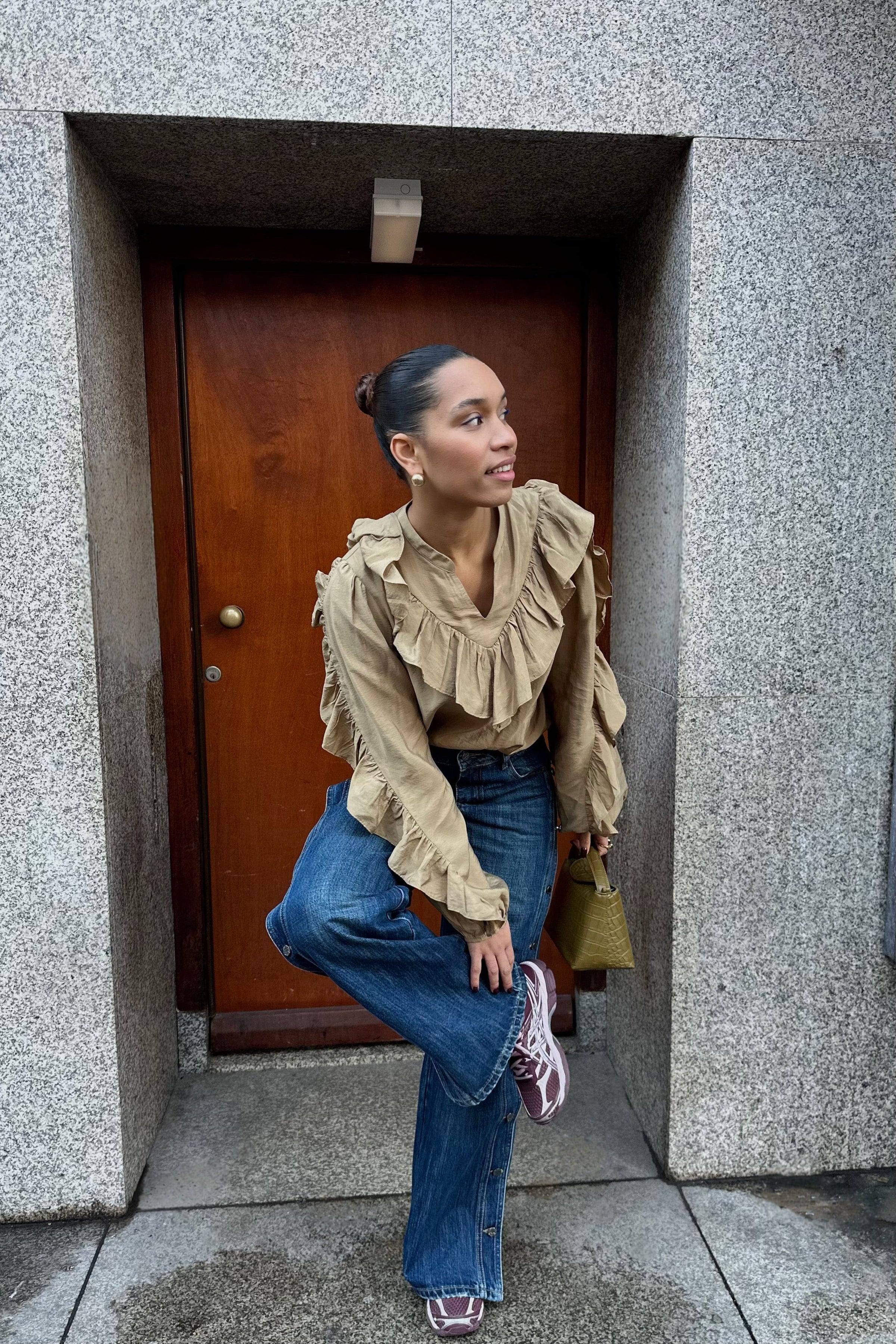 Nula Flounce Crisp Blouse - Zand