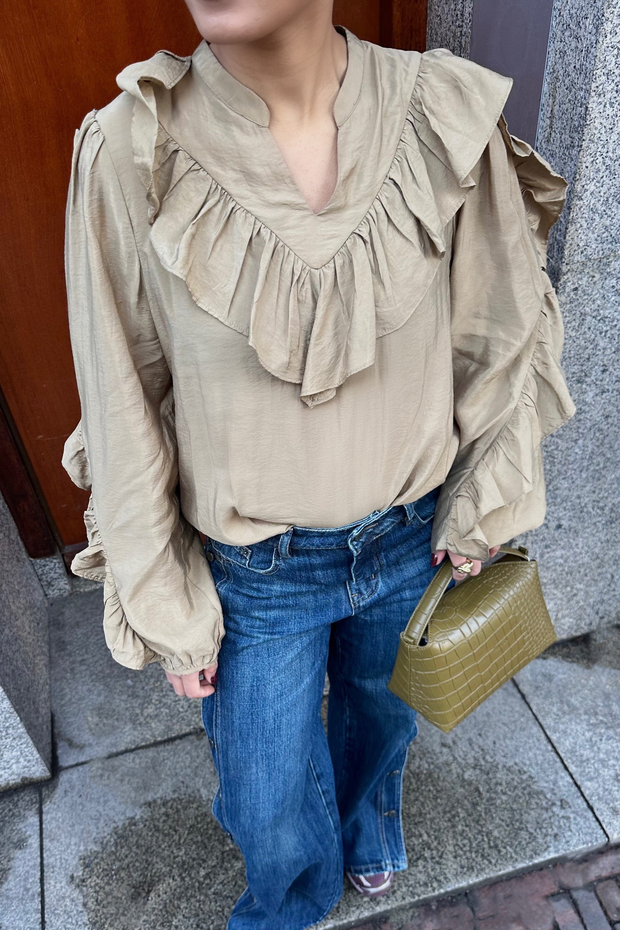 Nula Flounce Crisp Blouse - Zand