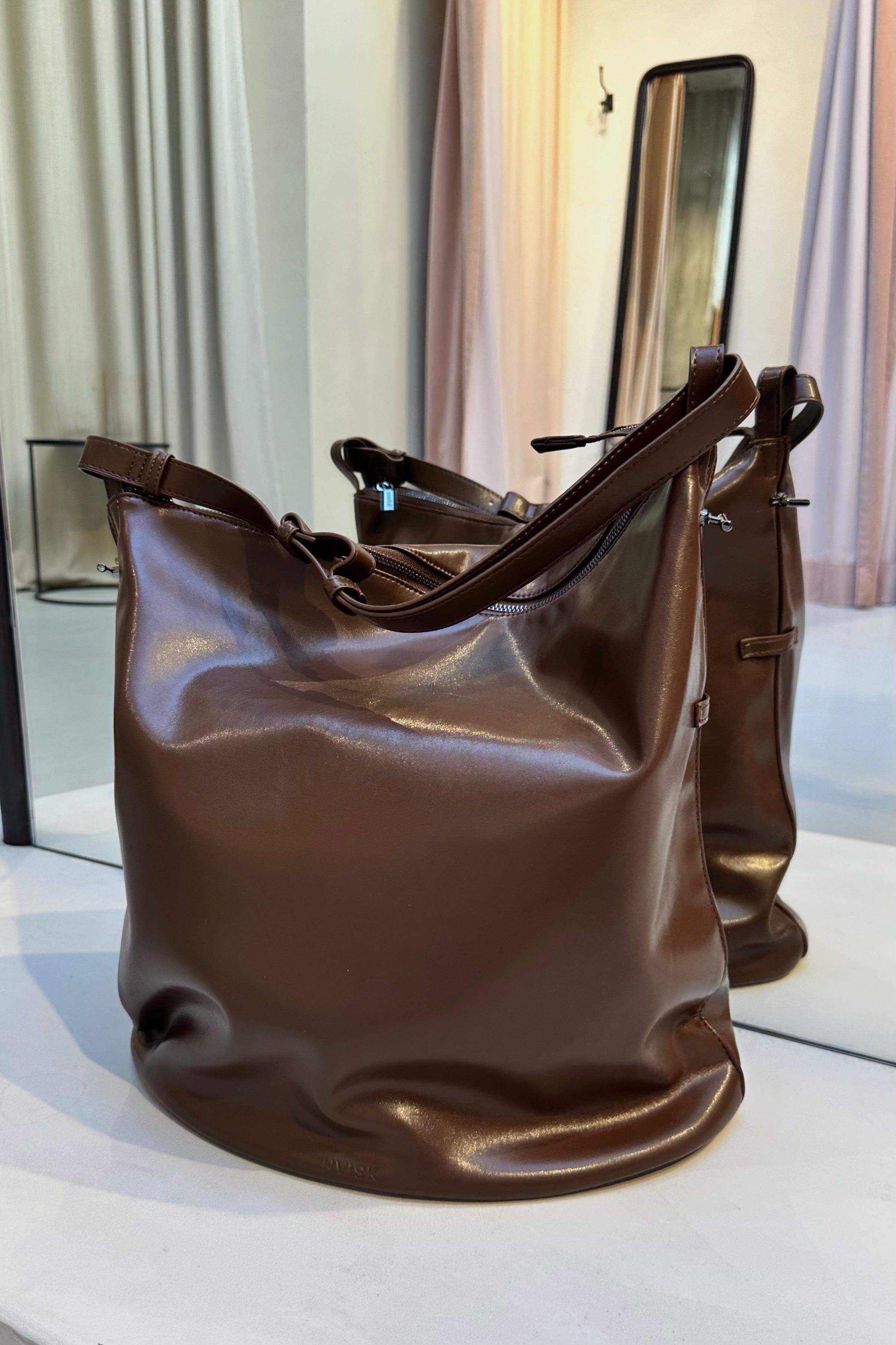 Emmett Glossy Tas - Bruin