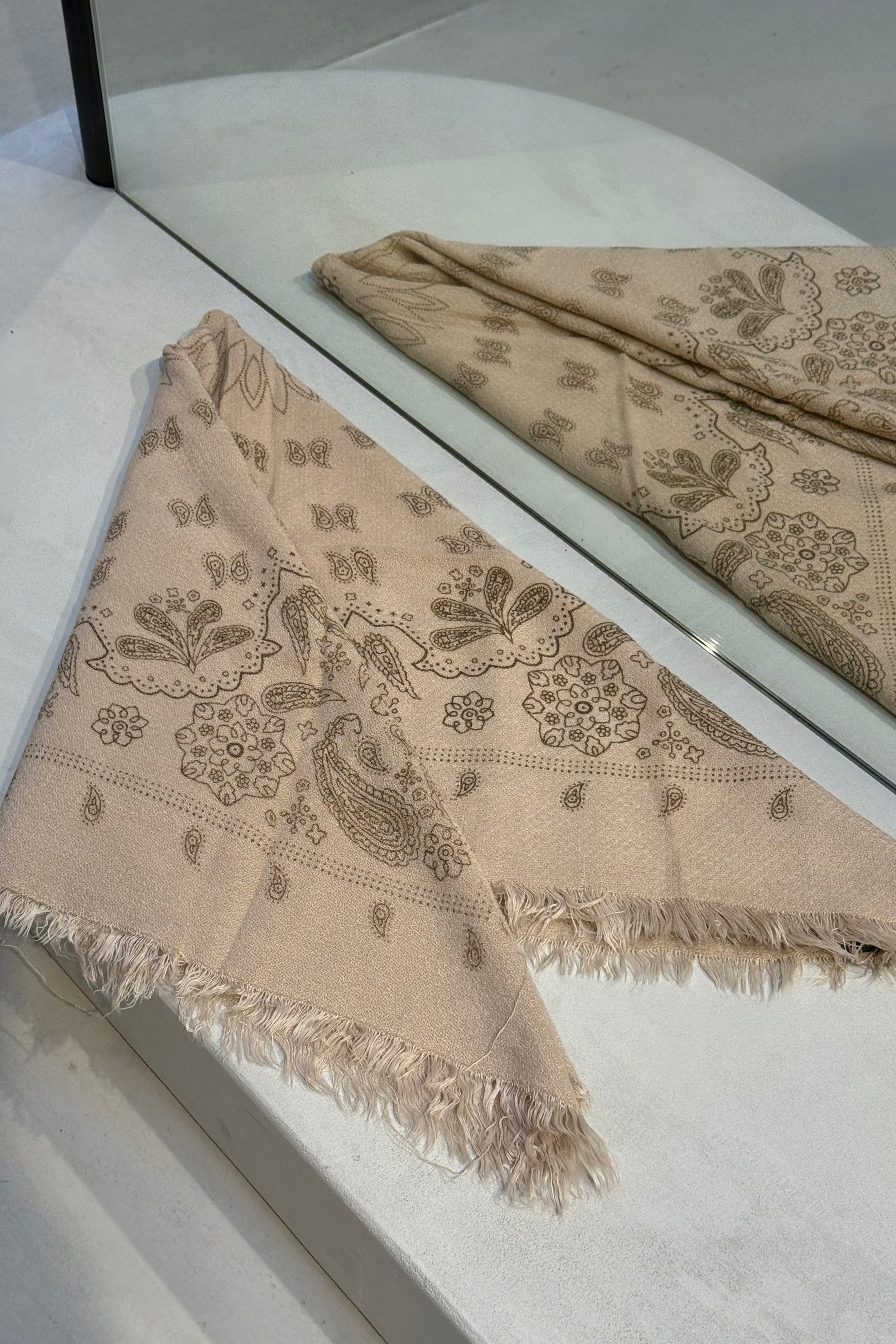Claire Paisley Sjaal - Beige